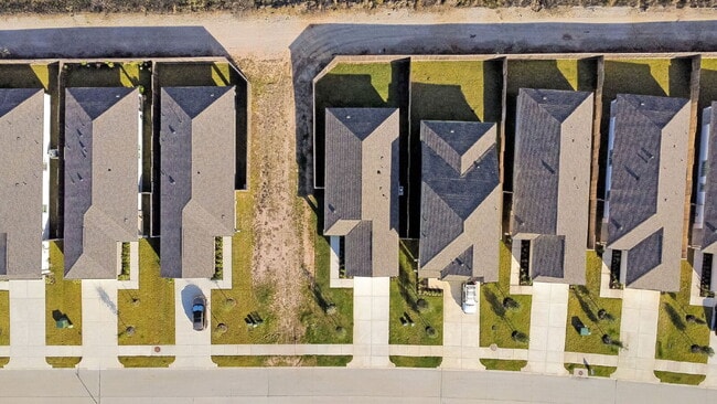 Building Photo - Barely-lived-in single-story 3 bedroom, 2 bath home with 2-car garage located in the Mavera commu...