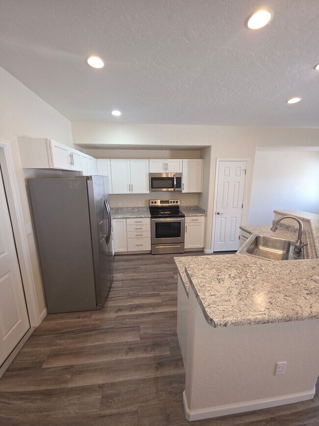 Building Photo - 3 Bed 2.5 Bath PRIME location Townhome!!