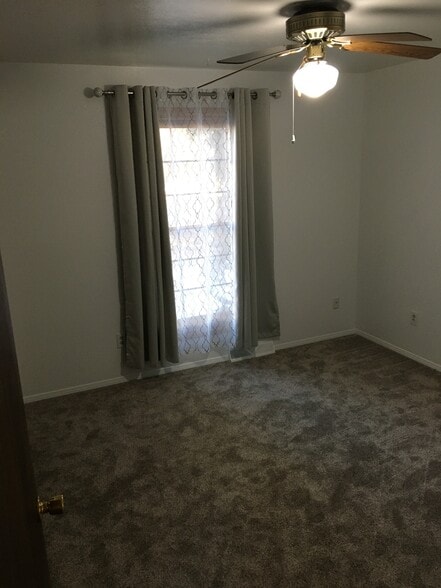 Master bedroom, 10.5x10, accommodates king size bed - 4685 Robb St