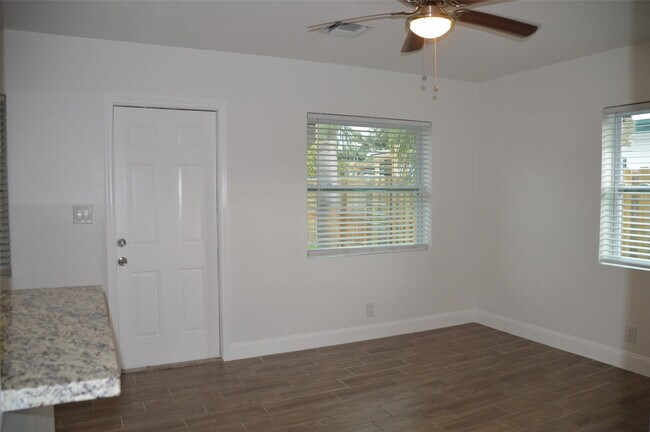 Building Photo - 823 NE 14th Ct