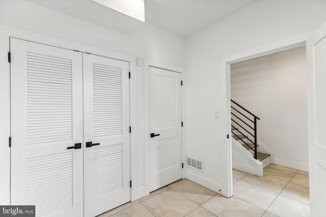 Building Photo - 2835 Edgemont St
