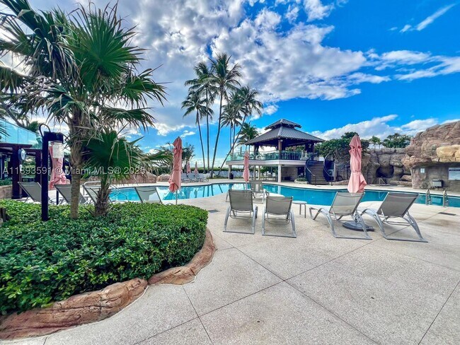 Building Photo - 5225 Collins Ave