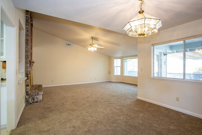 Building Photo - Gorgeous home with a 3 Car Garage!