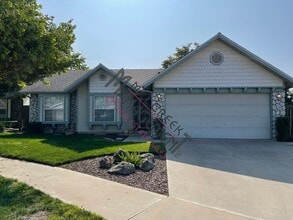 Building Photo - Home in Tulare