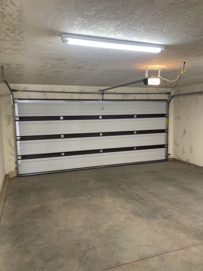 Building Photo - Newer 3 bedroom, 2 bath, one level home in...