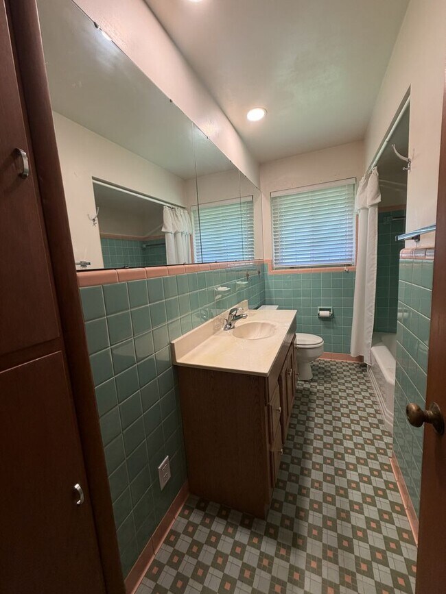 Building Photo - 926 Laurelwood Rd