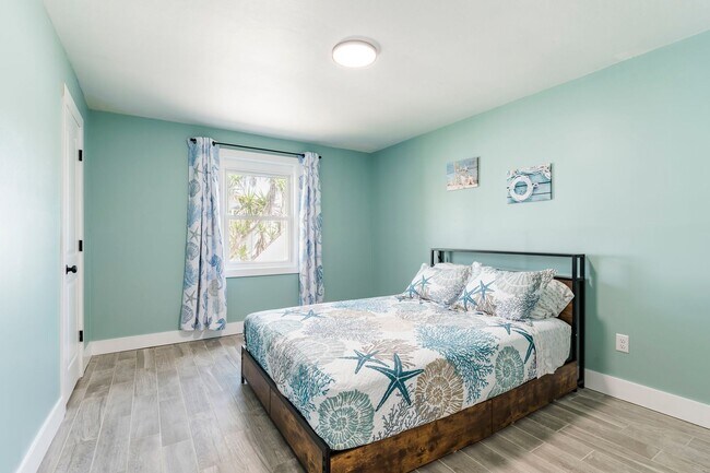 Building Photo - Fully Renovated Beachside Beauty – Walk to the Sand