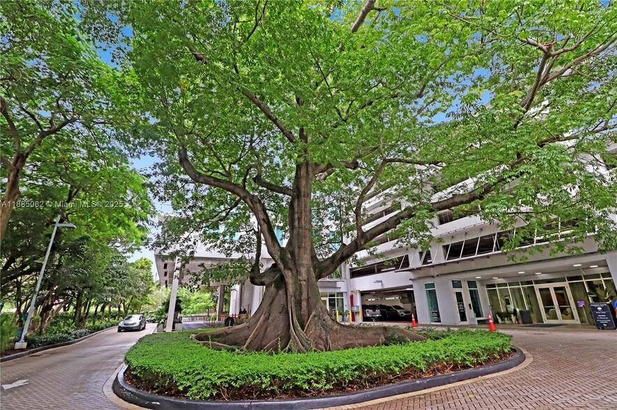 Building Photo - 1861 NW South River Dr