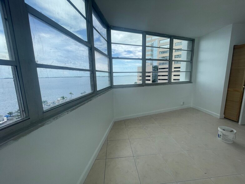 Building Photo - 999 Brickell Bay Dr