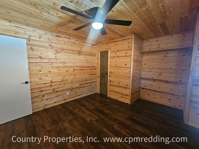 Building Photo - Country Living with 4 Bedrooms plus an Office!