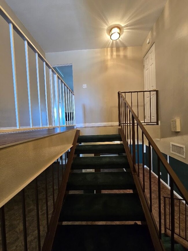 Building Photo - A Fabulous 3 Bedroom Townhome Centrally located.
