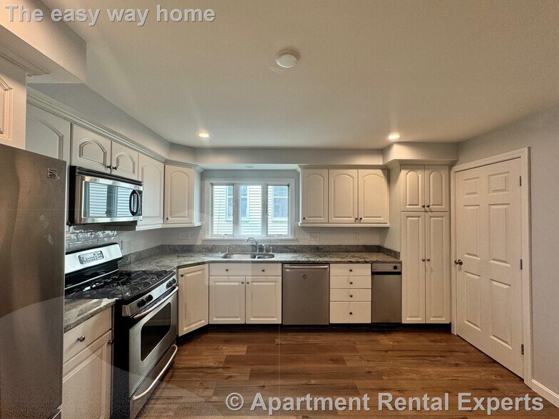 Building Photo - 136 Sharon St