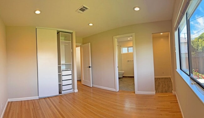 Building Photo - Beautiful Updated 3 Bedroom, 2 Bathroom Sa...