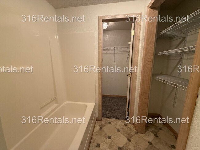 Building Photo - $1,595 - 3 bed 2 bath - Beautiful Remodeled Duplex Home Available Now!