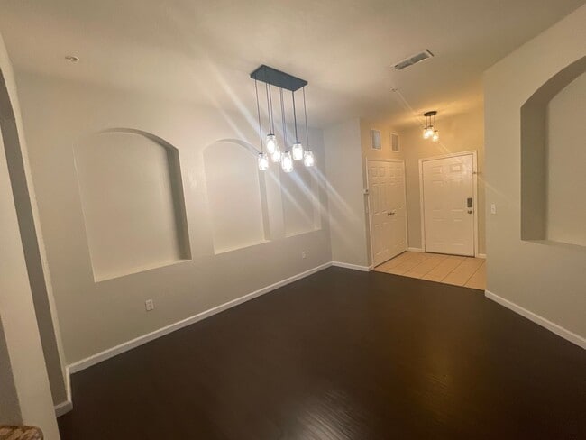 Building Photo - Affordable Elegance! 3 Bed 2 Bath Condo in...