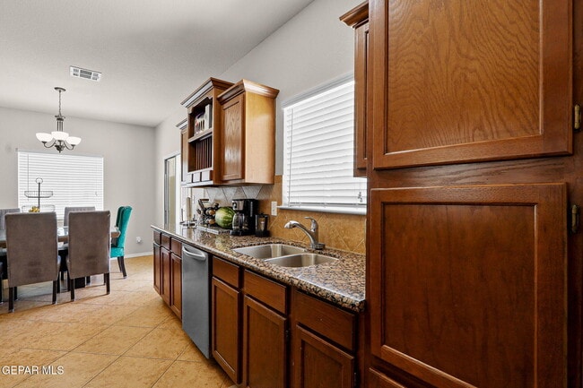 Building Photo - 2057 Shreya St