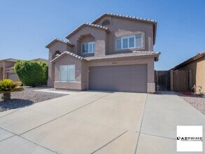 Building Photo - Live large in this Gorgeous 4/3 Unfurnishe...