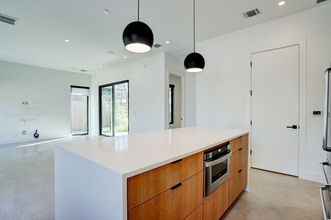Building Photo - Spacious 3-Bedroom, 2.5-Bath Contemporary ...