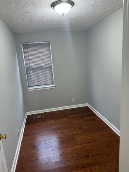 Building Photo - 303 Endsleigh Ave