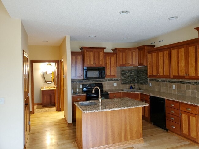 Building Photo - STUNNING, 5 BEDROOM AND 5 BATH TWIN HOME F...