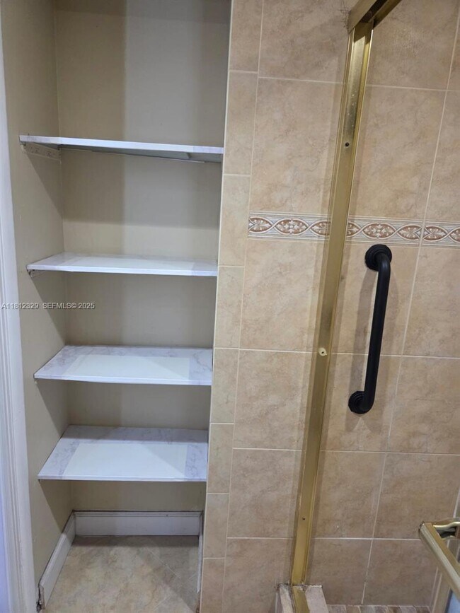 Building Photo - 3750 Inverrary Dr