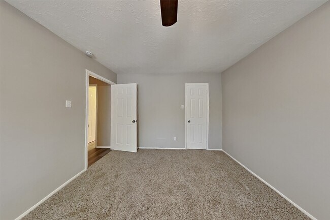 Building Photo - 814 Hyacinth Pl