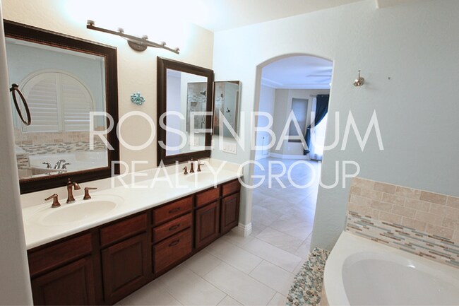 Building Photo - Stunning 4-bedrooms, 3.5 baths home with a...