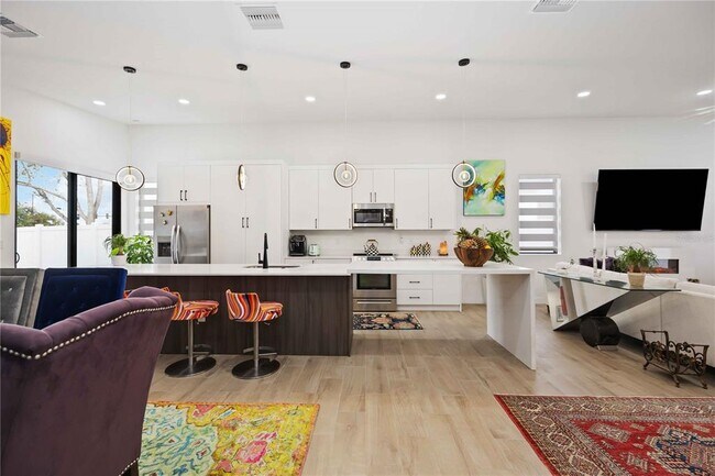 Building Photo - 7520 N Coolidge Ave