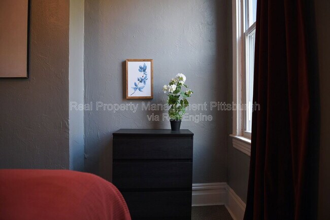 Building Photo - 320 Greenfield Ave