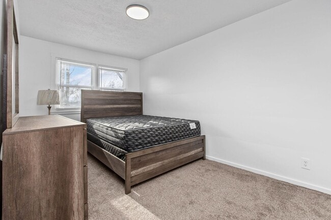 Building Photo - 3BR Townhome for Rent - with Central Air!!