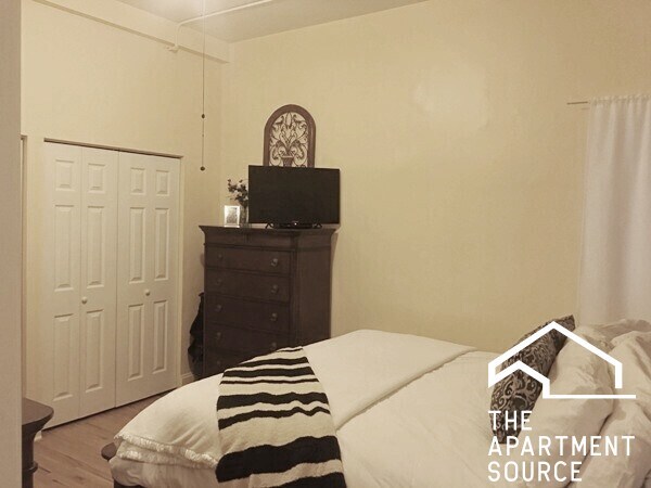 Building Photo - 918 Green Bay Rd