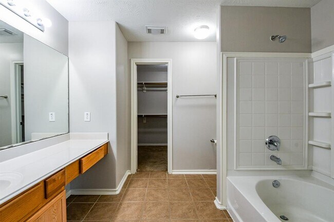 Building Photo - 10502 Scenic Cove Ct