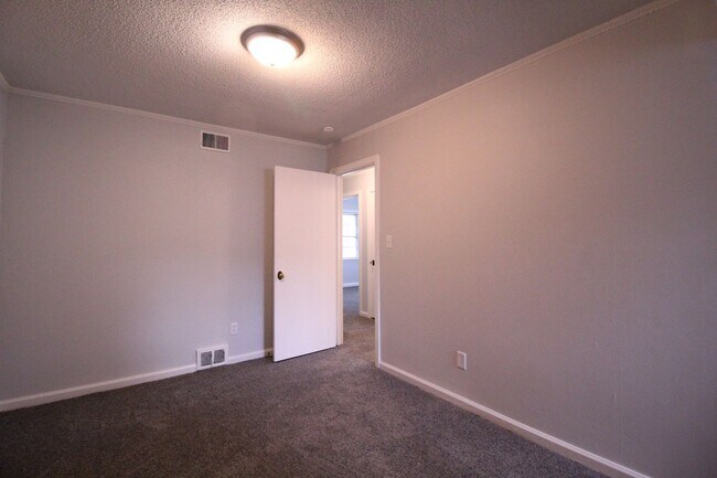 Building Photo - October FREE On This 3 Bedroom 2 Bath Home...