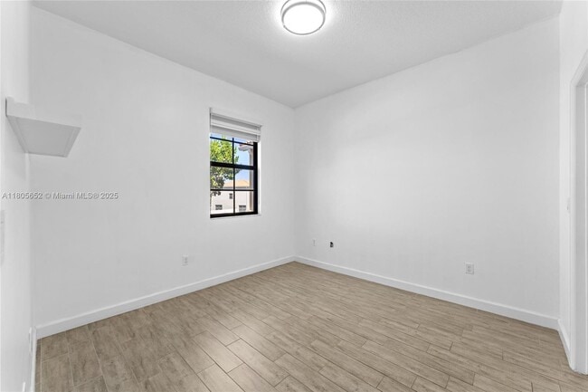 Building Photo - 870 NE 191st St