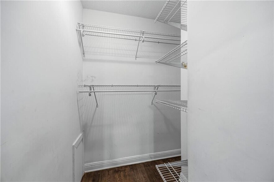 Building Photo - 21 Delmont Dr NE