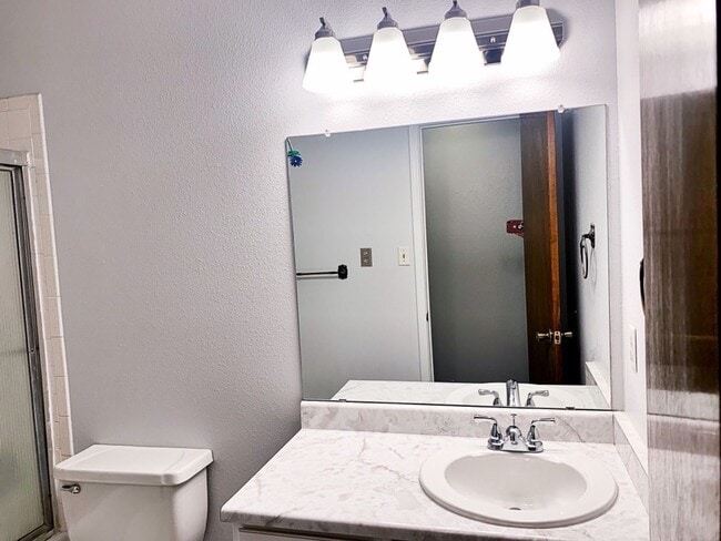 Building Photo - Beautiful  3 bedroom, 2 bath home with 2 car garage.