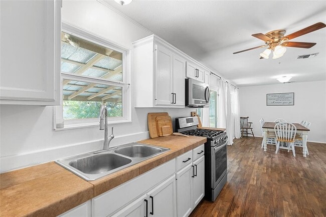 Building Photo - 617 Johnson St