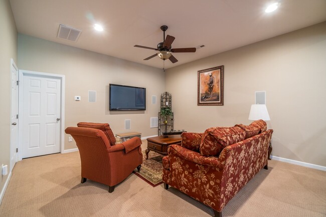 Building Photo - Luxury Golf Course Town Home with Master S...
