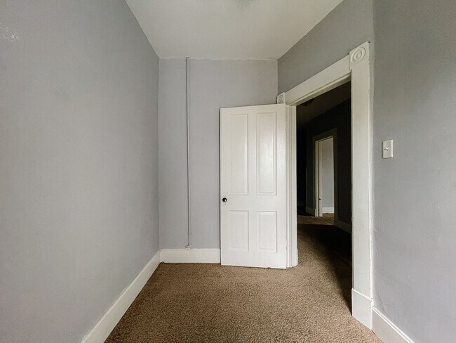 Building Photo - Near Local Shops and Restaurants