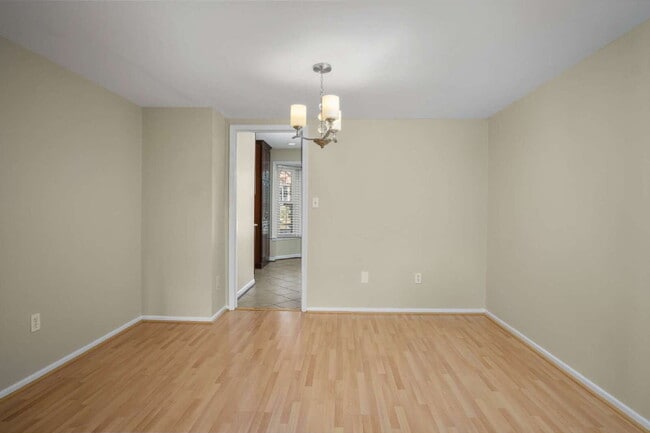 Building Photo - Charming Townhouse: Your New Home Awaits!