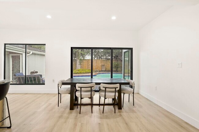 Building Photo - 3327 Freshmeadows Dr
