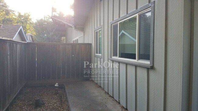 Building Photo - Nicely Remodeled Walnut Creek Saranap Home