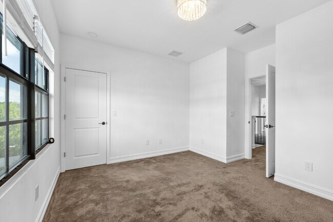 Building Photo - Vanderbilt Reserve Townhouse