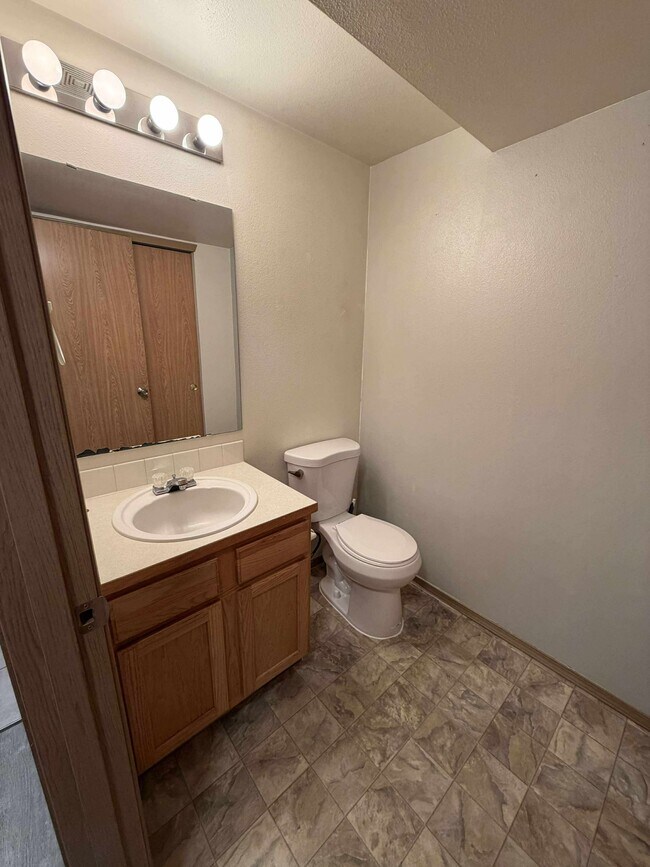 Building Photo - 904 Avalon Ct SE