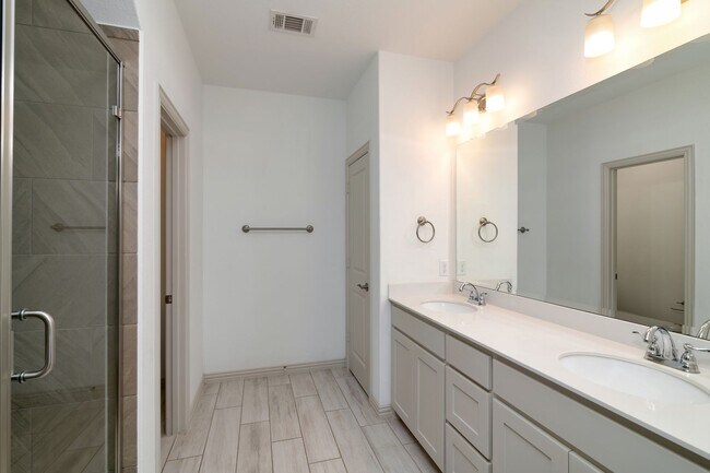 Building Photo - Beautiful 3 Bedroom Luxury Townhome, MCKIN...