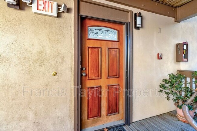 Building Photo - 8840 Villa La Jolla Dr