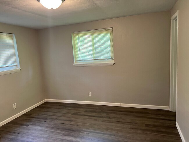 Building Photo - 2543 Walford Dr