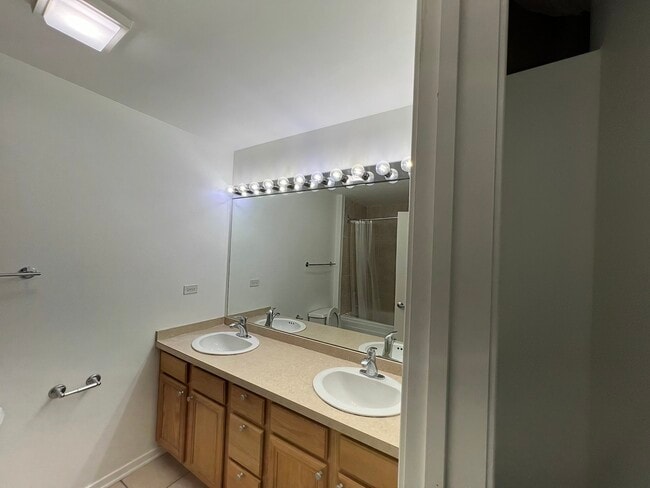 Building Photo - 1525 S Sangamon St