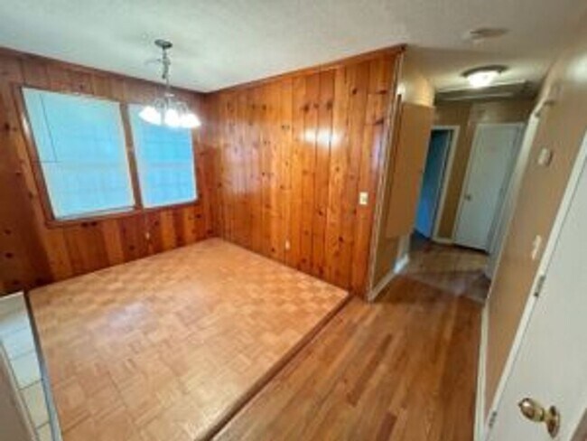 Building Photo - 3 Bed/1 Bath in Rosewood