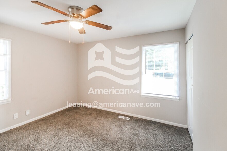 Building Photo - 2570 Greenleaf Dr